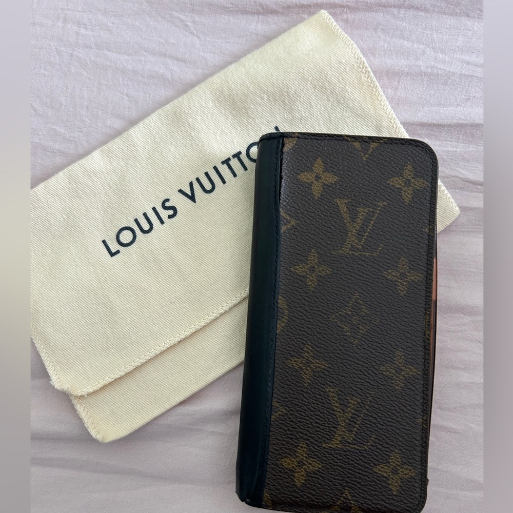 Louis Vuitton Monogram iPhone Cover Folio - authentic with dustbag LV case